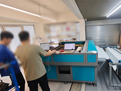 레이저 헤드 2개 장착 1800×1000mm 원단 CO2 레이저 커팅기 경기도 시흥시 납품